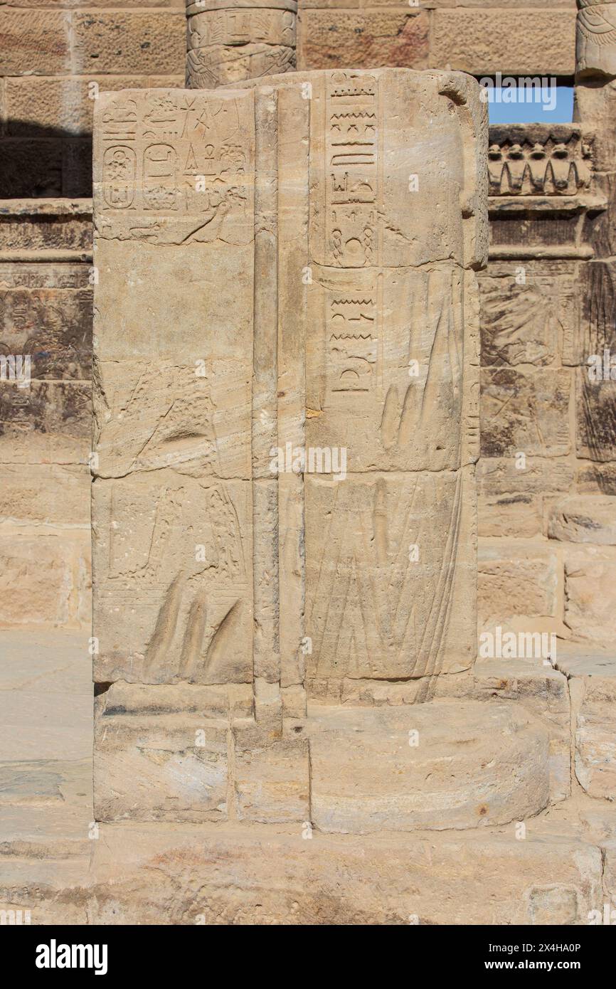 Une colonne du temple d'Arsenuphis à l'intérieur du complexe du temple de Philae (un site du patrimoine mondial de l'UNESCO) sur l'île d'Agilkia (Nubie), Egypte Banque D'Images