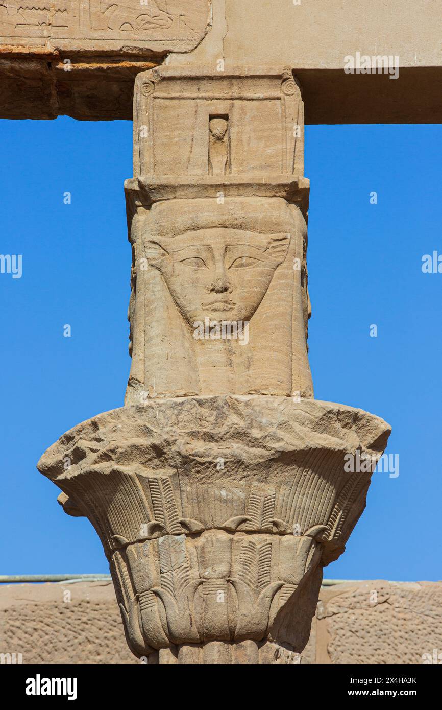 La déesse Hathor au vestibule de Nectanebos à l'intérieur du complexe du Temple Philae (un site du patrimoine mondial de l'UNESCO) sur l'île d'Agilkia (Nubie), Egypte Banque D'Images