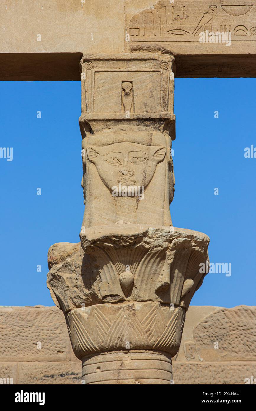 La déesse Hathor au vestibule de Nectanebos à l'intérieur du complexe du Temple Philae (un site du patrimoine mondial de l'UNESCO) sur l'île d'Agilkia (Nubie), Egypte Banque D'Images