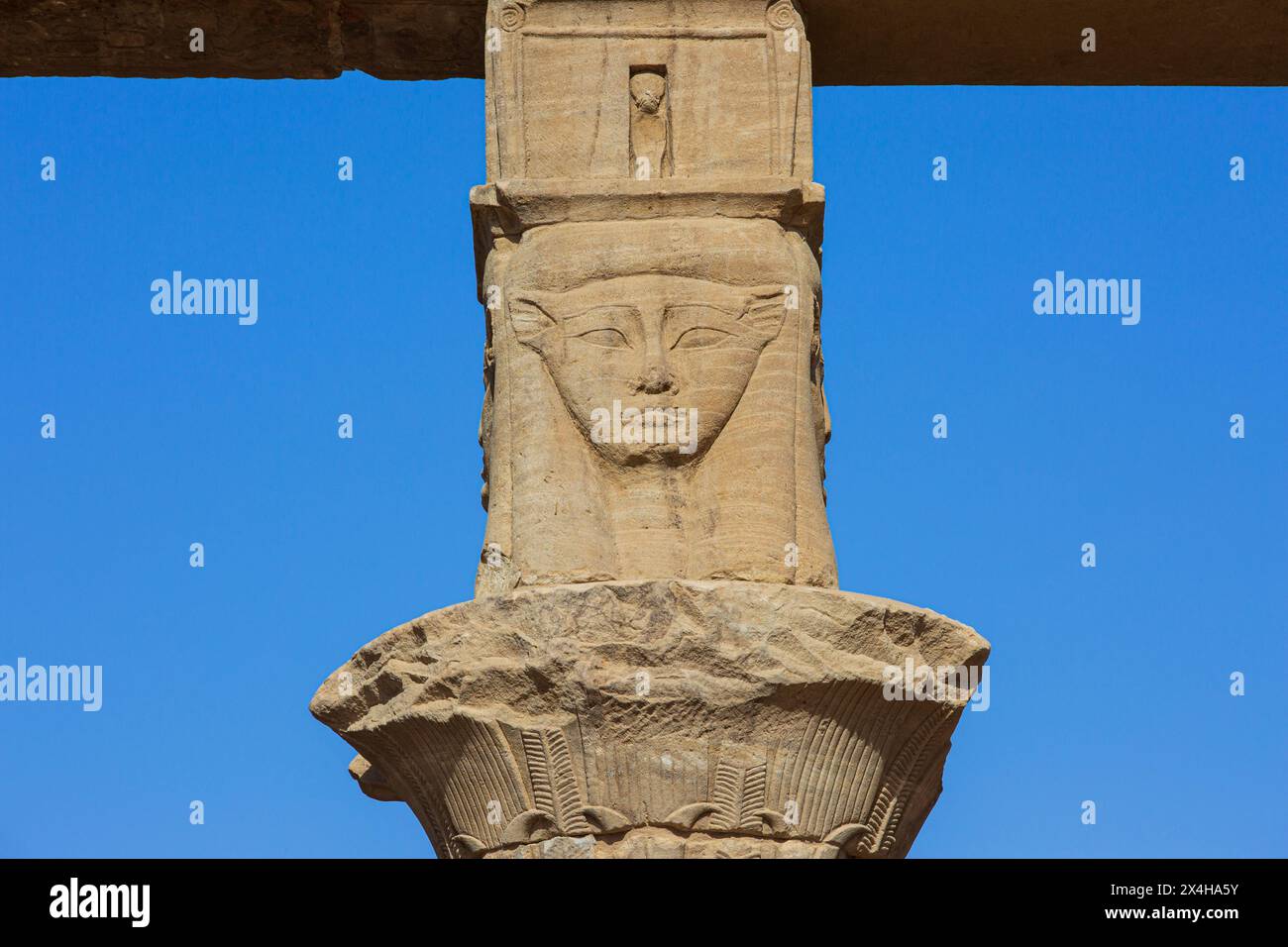 La déesse Hathor au vestibule de Nectanebos à l'intérieur du complexe du Temple Philae (un site du patrimoine mondial de l'UNESCO) sur l'île d'Agilkia (Nubie), Egypte Banque D'Images