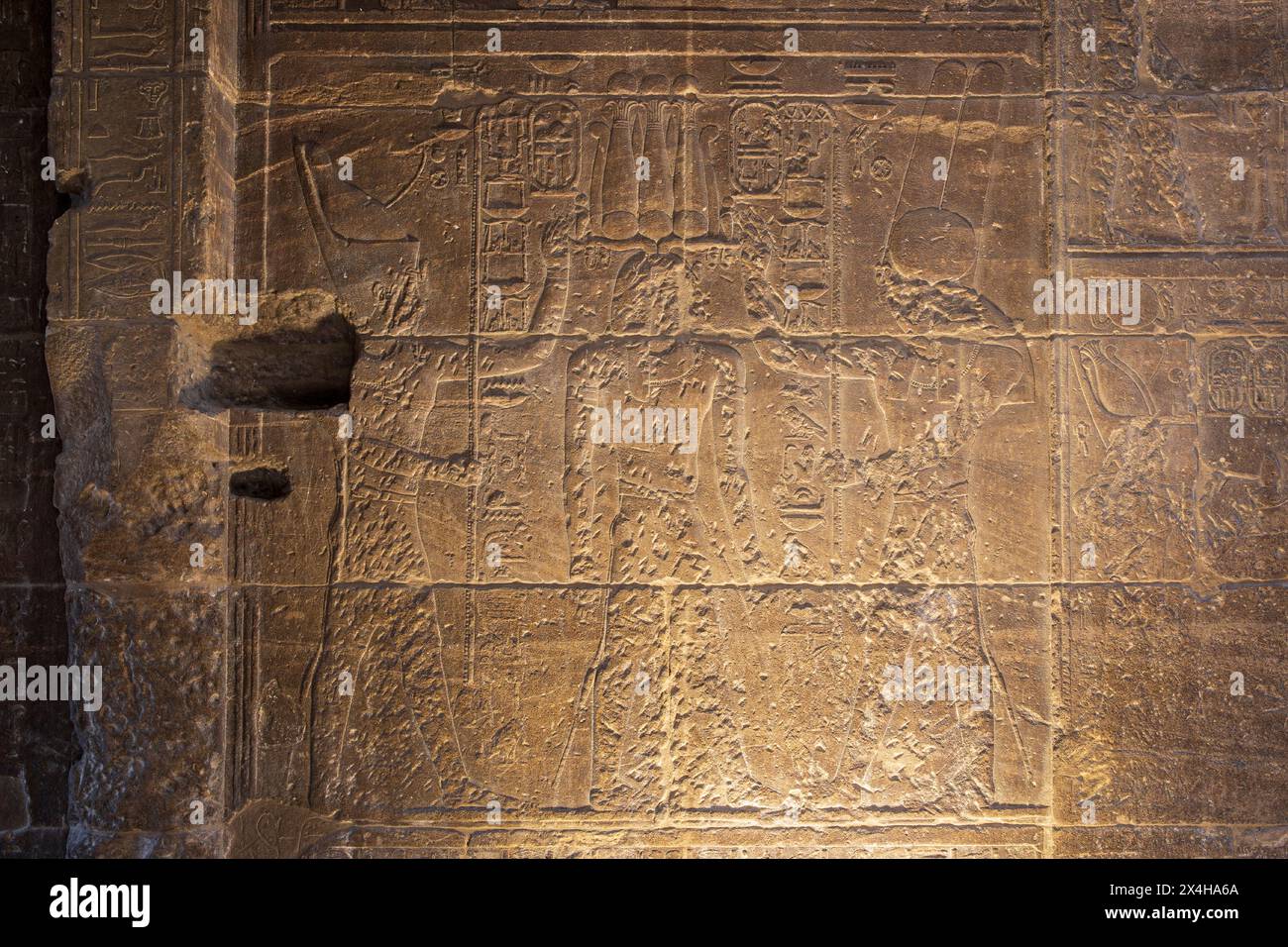 Un relief, endommagé par les premiers chrétiens, au temple d'Isis dans le complexe du temple de Philae sur l'île d'Agilkia (Nubie), en Égypte Banque D'Images