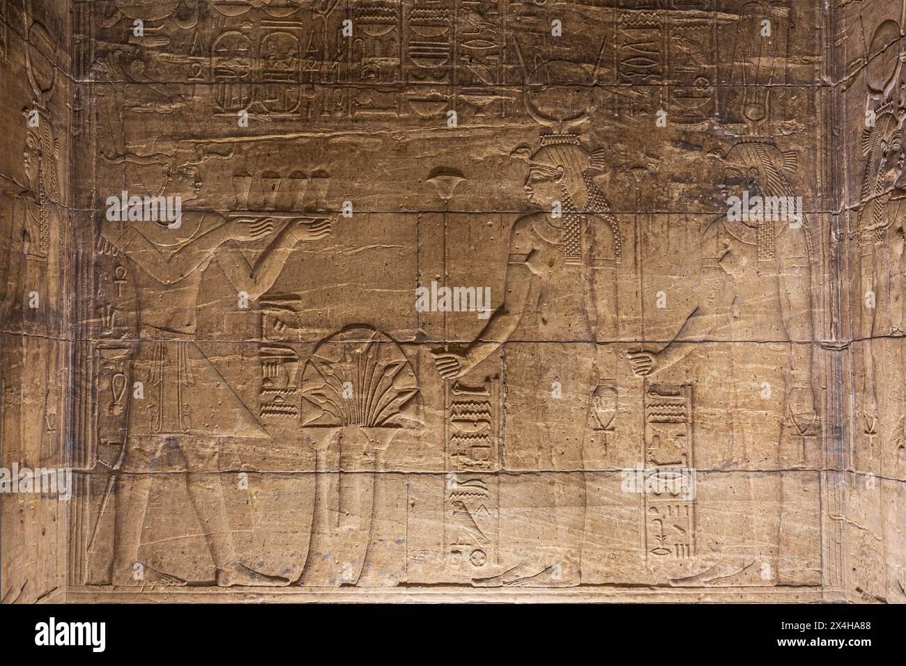 Un relief d'un pharaon faisant une offrande à la déesse Isis à l'intérieur du Temple d'Isis au complexe du Temple Philae sur l'île d'Agilkia (Nubie), en Égypte Banque D'Images