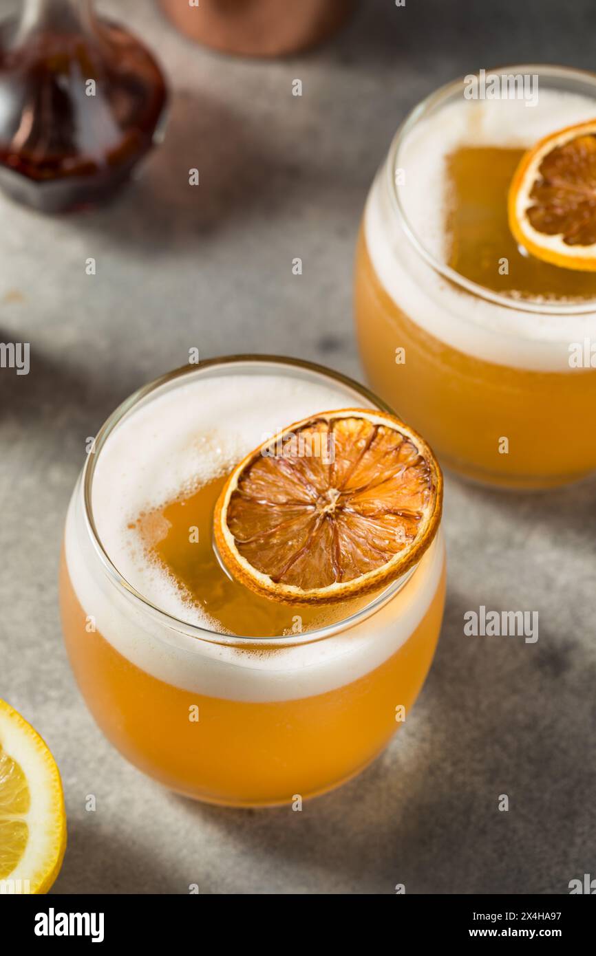 Cocktail Whiskey Sour Cold Boozy avec Bitters et citron Banque D'Images