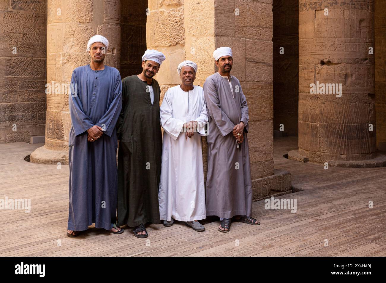 Traditional Egyptian Clothes Banque De Photographies Et D images traditional-egyptian-clothes-banque-de-photographies-et-d-images