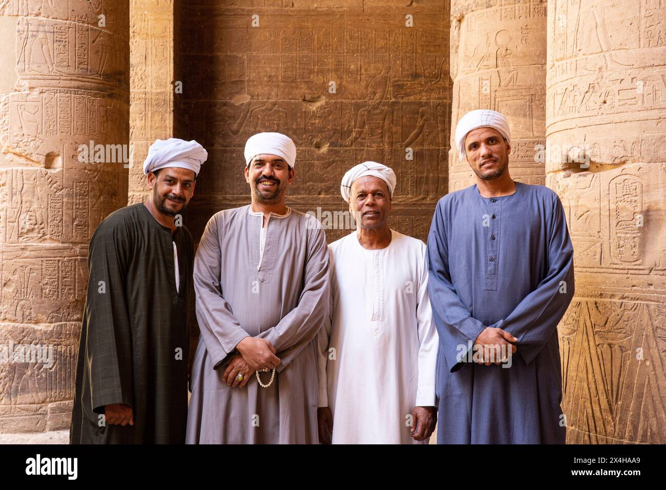 Hommes égyptiens en tenue traditionnelle au temple d'Isis à l'intérieur du complexe du temple de Philae (site du patrimoine mondial de l'UNESCO) sur l'île d'Agilkia, Egypte Banque D'Images