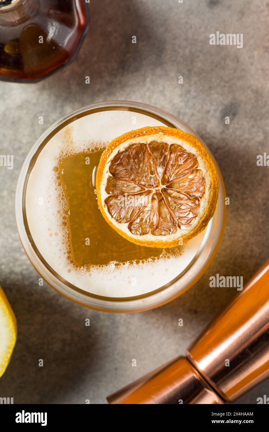 Cocktail Whiskey Sour Cold Boozy avec Bitters et citron Banque D'Images