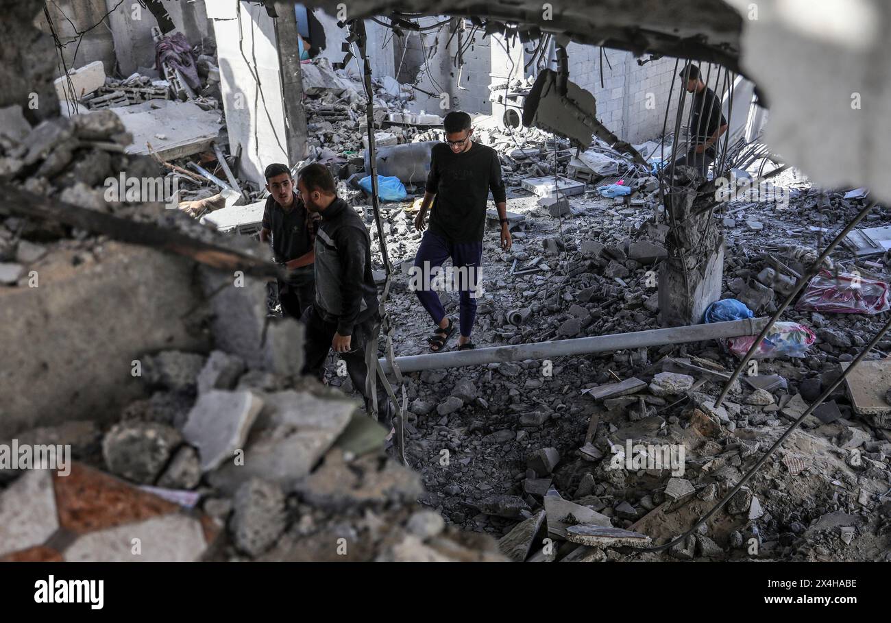 Rafah, Gaza. 03 mai 2024. Les Palestiniens vérifient les dégâts à la suite d’une frappe aérienne israélienne à Rafah, dans le Sud de la bande de Gaza, le vendredi 3 mai 2024. L'attentat à la bombe a causé la mort de sept membres d'une même famille, selon des sources médicales. Photo de Ismael Mohamad/UPI crédit : UPI/Alamy Live News Banque D'Images