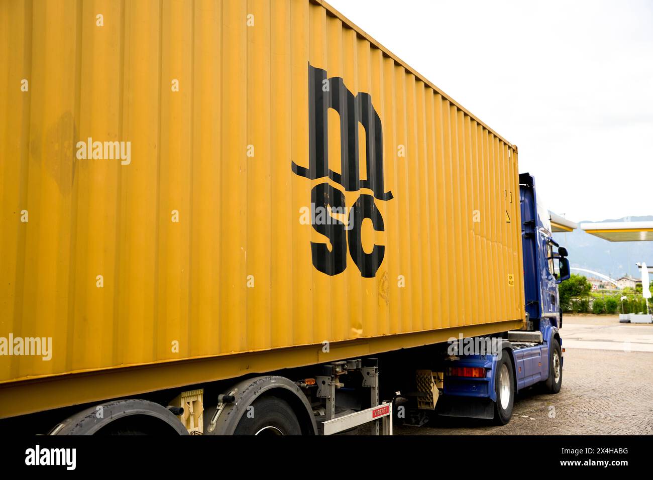 Italie - 01 mai : camion avec remorque et logo de MSC - Mediterranean Shipping Company sur un parking *** LKW mit Trailer bzw. Auflieger und logo von MSC - Mediterranean Shipping Company auf einem Parkplatz Banque D'Images