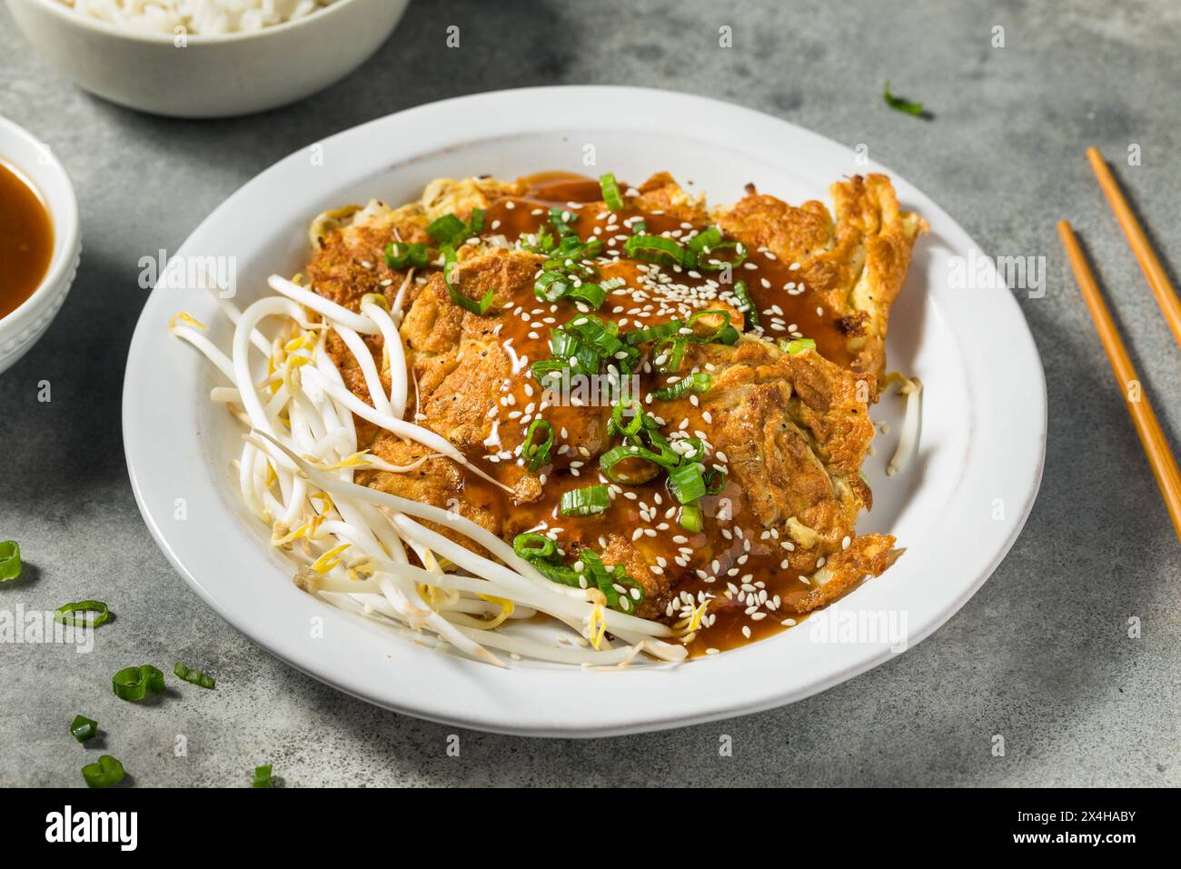 Œuf chinois frit Foo Young avec sauce et riz Banque D'Images
