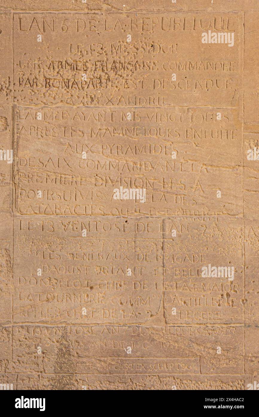 Inscription laissée par l'armée française commandée par Napoléon Bonaparte sur le mur du temple d'Isis au complexe du temple de Philae (Nubie), Égypte Banque D'Images