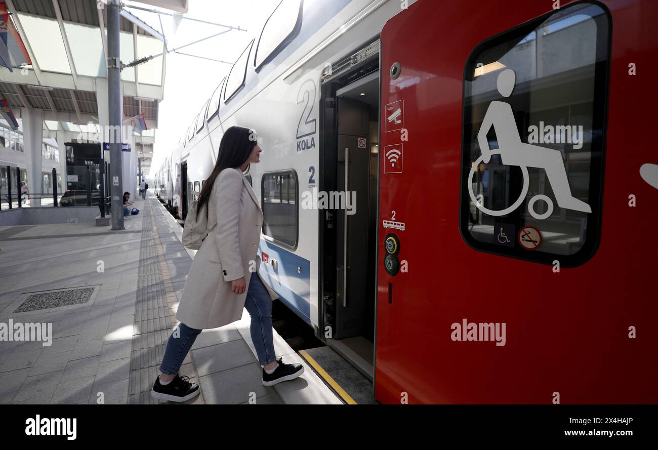 (240503) -- NOVI SAD, 3 mai 2024 (Xinhua) -- Aleksandra Radovanovic monte à bord d'un train de Novi Sad à Belgrade à la gare de Novi Sad à Novi Sad, Serbie, le 29 avril 2024. Aleksandra Radovanovic, 27 ans, vit à Belgrade et travaille à Novi Sad. L'exploitation de la section ferroviaire Belgrade-Novi Sad a réduit son temps de trajet à environ 30 minutes. Le chemin de fer Budapest-Belgrade est l'un des projets phares de l'Initiative ceinture et route de la Chine. Le tronçon ferroviaire Belgrade-Novi Sad, long d'environ 80 km, a été mis en service le 19 mars 2022. (Xinhua/Li Ying) Banque D'Images