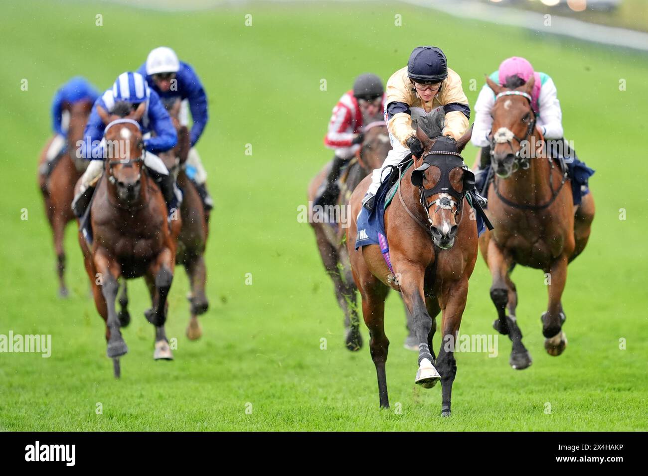 Outbox monté par Hollie Doyle (deuxième à droite) sur leur chemin pour gagner les William Hill Jockey Clu Stakes le premier jour du QIPCO Guineas Festival à Newmarket Racecourse, Suffolk. Date de la photo : vendredi 3 mai 2024. Banque D'Images