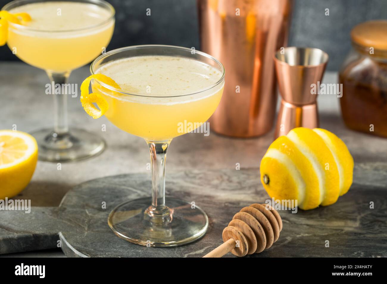 Rafraîchissant cocktail Cold Lemon Bees Knees avec Gin Banque D'Images