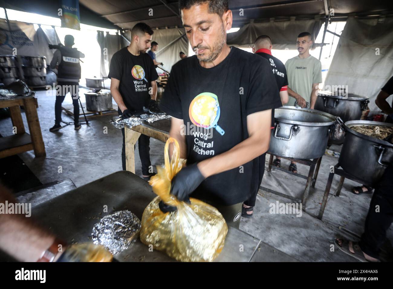 Rafah, Gaza. 02 mai 2024. Des volontaires locaux pour le groupe humanitaire américain World Central Kitchen préparent des aliments qui seront distribués aux Palestiniens nécessiteux à Rafah, dans le sud de la bande de Gaza, le vendredi 3 mai 2024. Sept ouvriers de World Central Kitchen ont été tués dans une frappe aérienne israélienne à Gaza en avril. Photo de Ismael Mohamad/UPI crédit : UPI/Alamy Live News Banque D'Images