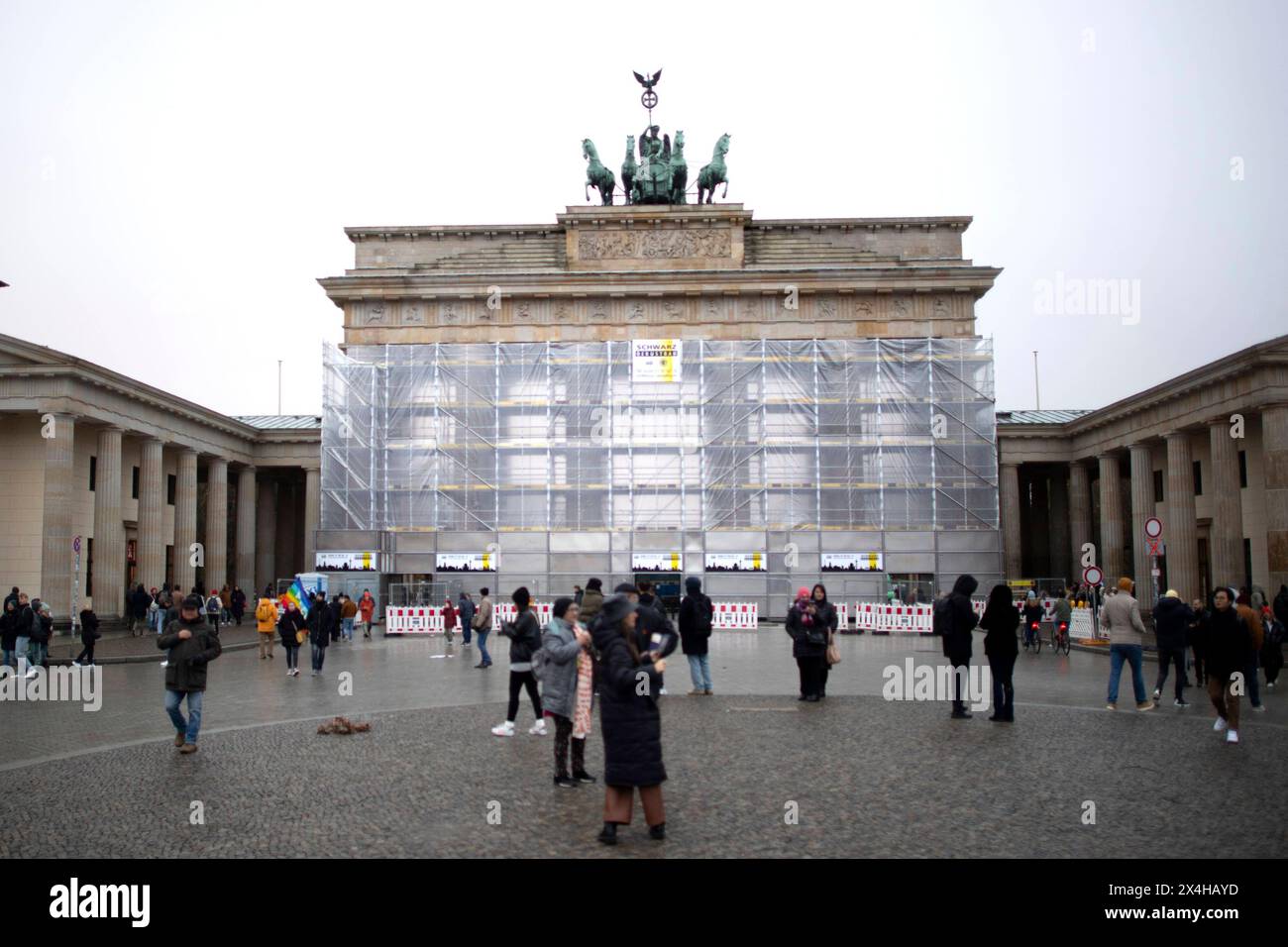 Geruest Brandenburger Tor DEU, Deutschland, Allemagne, Berlin, 29.07.2023 Geruest am Brandenburger Tor mit der Quadriga wegen Reinigung nach Farbattacke von Klimaschuetzern der Gruppe Letzte Generation im Regierungsviertel von Berlin Deutschland . DAS Brandenburger Tor St ein fruehklassizistisches Triumphtor nach Entwuerfen von Carl Gotthard Langhans im Berliner Ortsteil Mitte steht. fr : échafaudage à la porte de Brandebourg avec la Quadriga pour le nettoyage après une attaque de peinture par des activistes climatiques du groupe Last Generation dans le district gouvernemental de Berlin en Allemagne. La porte de Brandebourg est un Banque D'Images