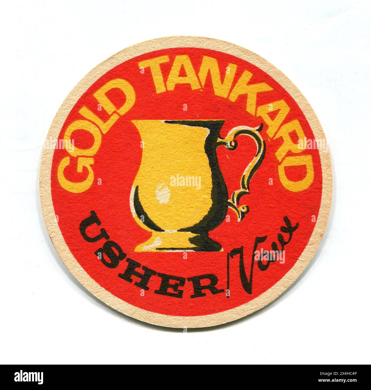 Un tapis de bière vintage des années 1960 faisant la promotion de la bière anglaise, « Gold Tankard », brassé par Usher/Vaux. Thomas Usher & son Ltd était une brasserie située à Édimbourg, en Écosse, qui a été acquise en 1959 par Vaux, une grande brasserie basée à Sunderland. Banque D'Images