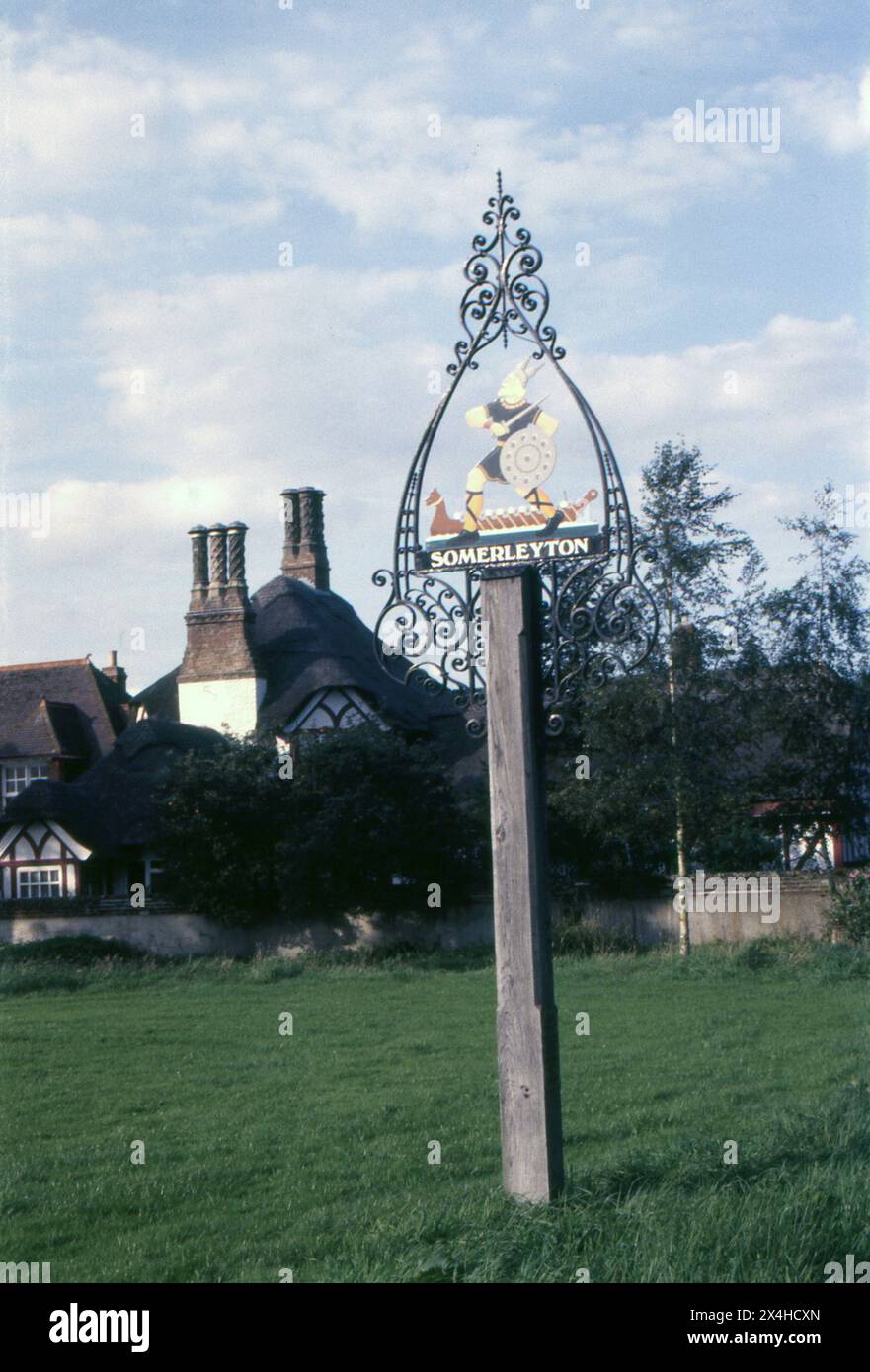 Suffolk. 1987 – photographie du signe du village de Somerleyton dans le Suffolk, en Angleterre. Le panneau est décoré d'une image d'un Viking et d'un longboat. Somerleyton est dans le nord du comté anglais de Suffolk. Il est à 4,5 miles au nord-ouest de Lowestoft et à 5,5 miles au sud-ouest de Great Yarmouth. Banque D'Images