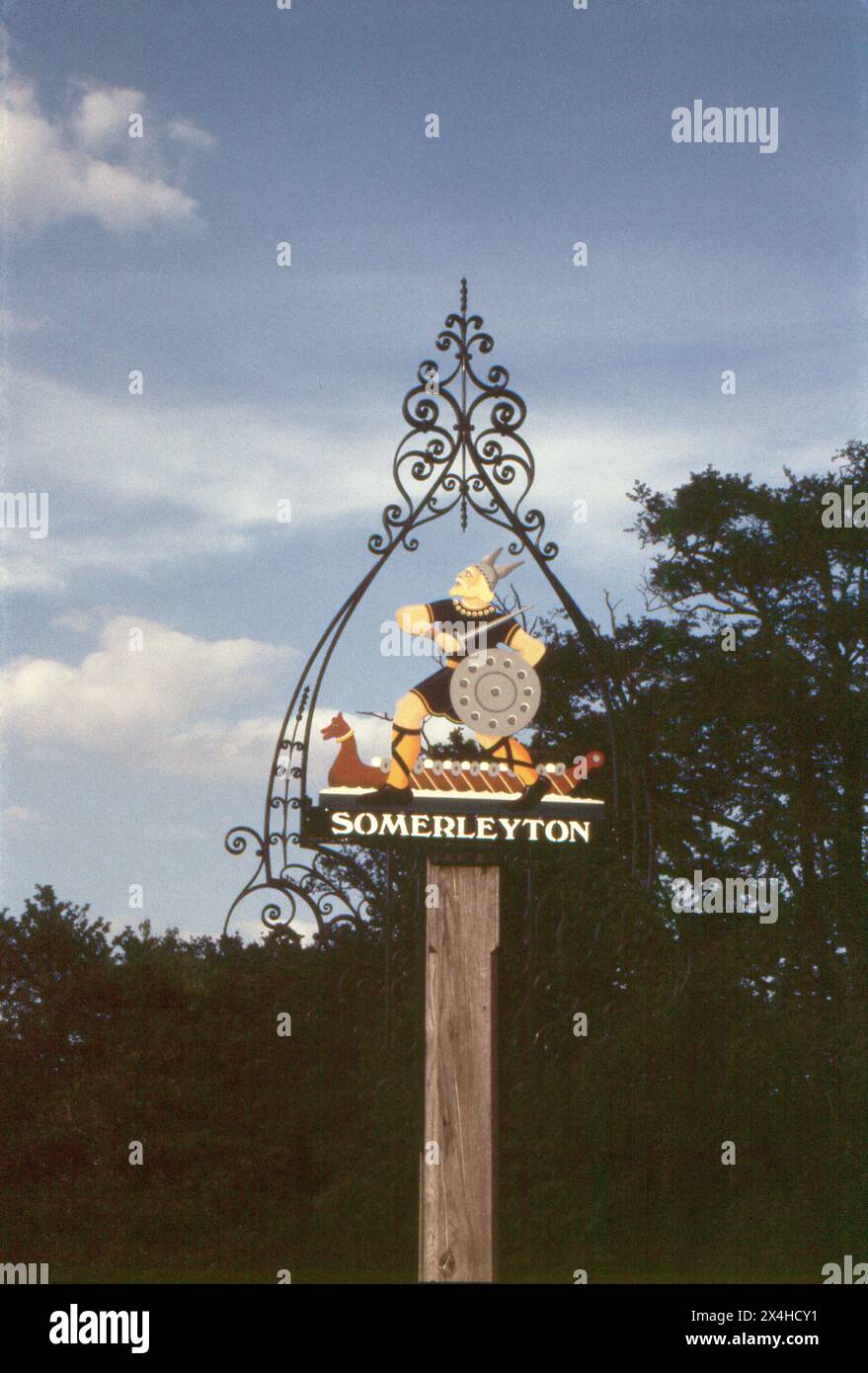 Suffolk. 1987 – photographie du signe du village de Somerleyton dans le Suffolk, en Angleterre. Le panneau est décoré d'une image d'un Viking et d'un longboat. Somerleyton est dans le nord du comté anglais de Suffolk. Il est à 4,5 miles au nord-ouest de Lowestoft et à 5,5 miles au sud-ouest de Great Yarmouth. Banque D'Images