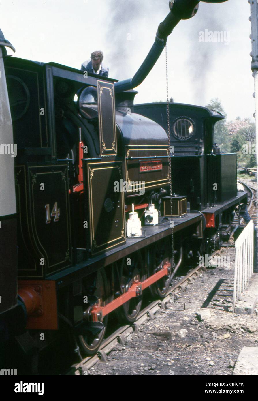 Kent et East Sussex. 1987 – deux locomotives à vapeur du Kent & East Sussex Railway sont remplies d'eau. Les locos sont le Manning Wardle No. 1955 0-6-0ST «Charwelton» et l'ex-South Eastern & Chatham Railway / Southern Railway «P Class» No.31556. Banque D'Images