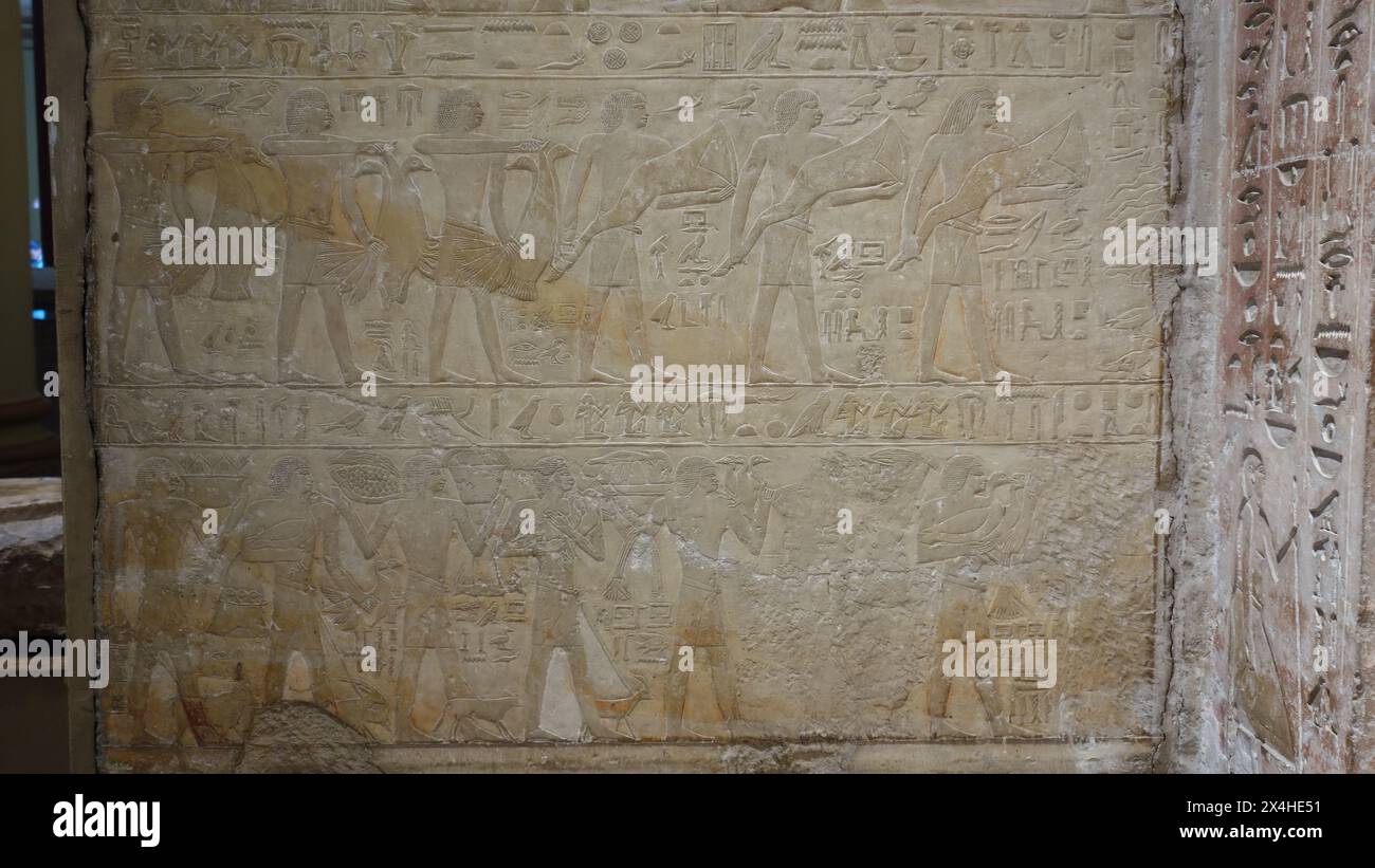 Offrant niche avec fausse porte de Sabu IBEBI haut prêtre de Ptah. Il était conseiller et maître cérémonies du roi Ounas. Musée national d'Egypte. Banque D'Images