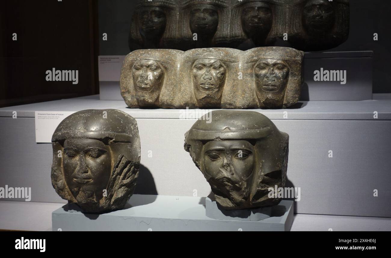 Têtes de captifs dans la pierre. Trouvé à l'entrée du roi Djéser la première représentation des émotions humaines. Musée national d'Égypte, El Cairo. Banque D'Images