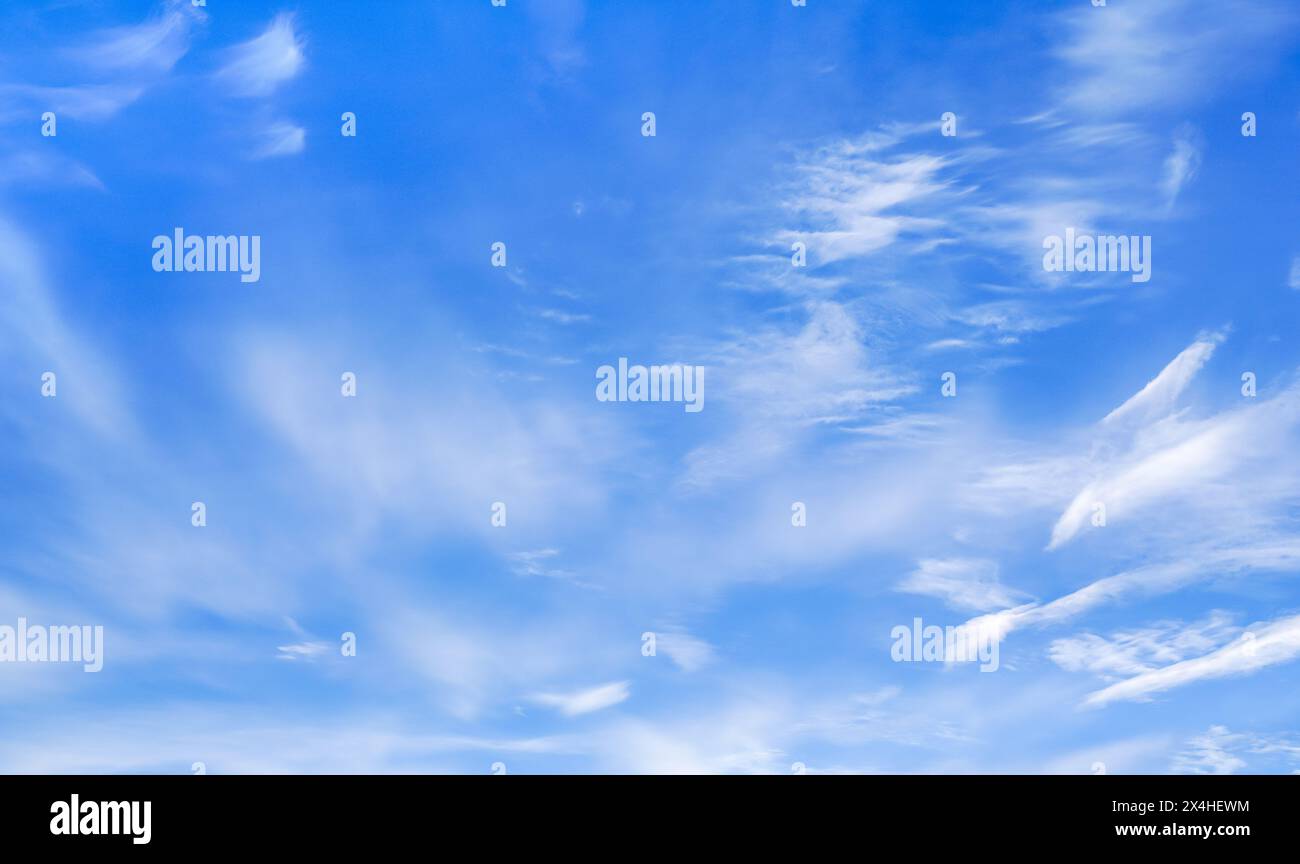 Ciel bleu vif avec nuages cirrus fins Banque D'Images