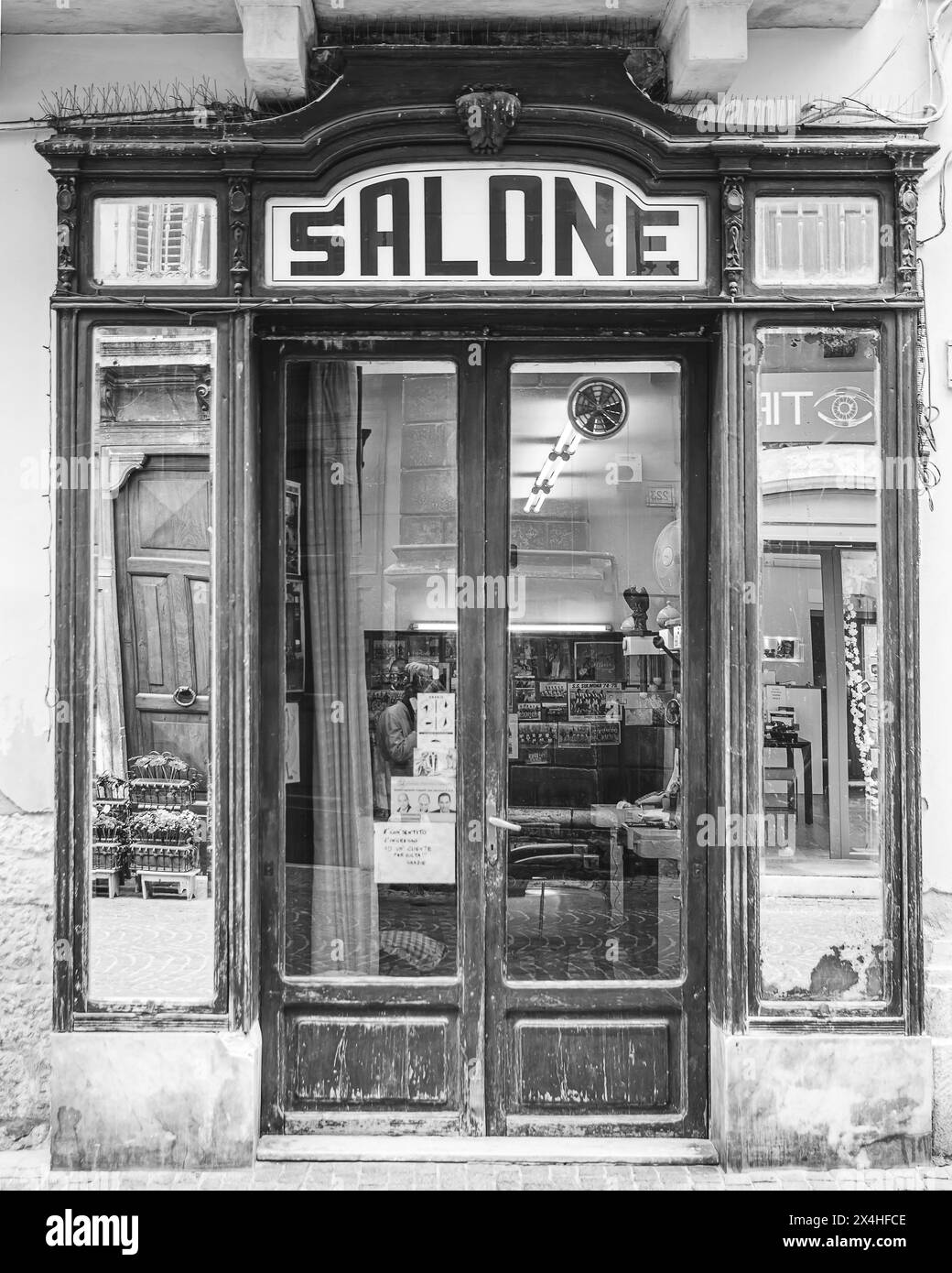 Un salon de coiffure à Sulmona a encore son enseigne vintage Banque D'Images