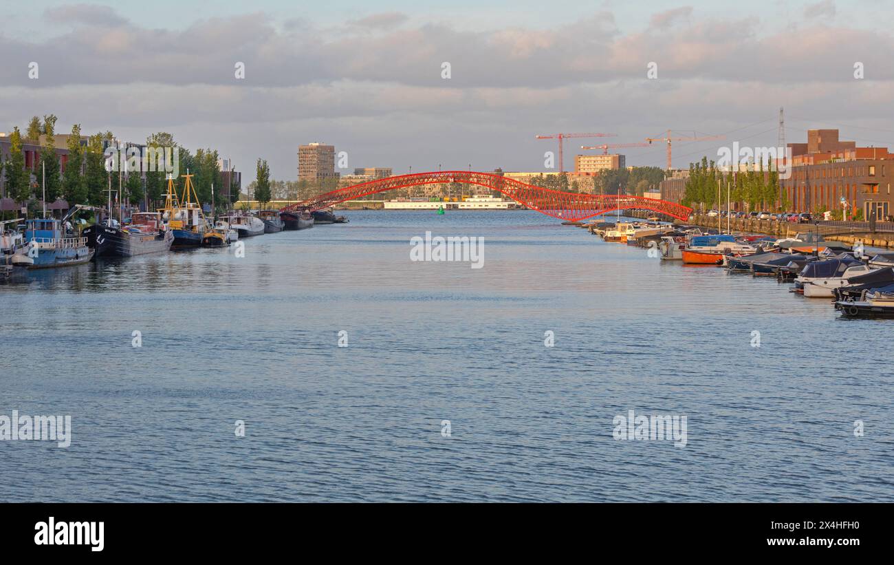 Amsterdam, pays-Bas - 17 mai 2018 : Pont Red Pyton sur le canal d'eau au printemps après-midi. Banque D'Images