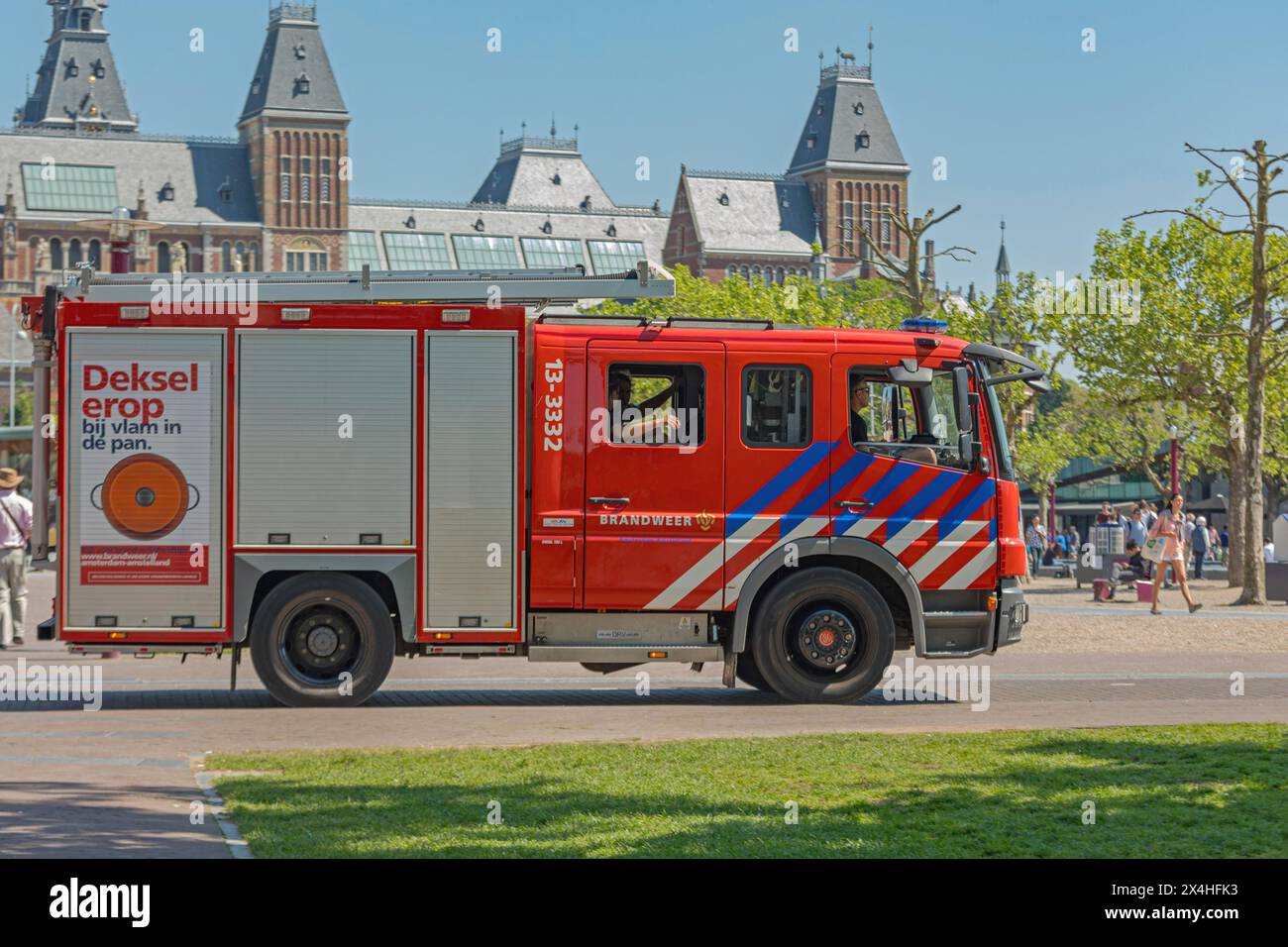 Amsterdam, pays-Bas - 15 mai 2018 : pompiers camion rouge au Museumplein Honthorststraat Street Spring Day. Banque D'Images