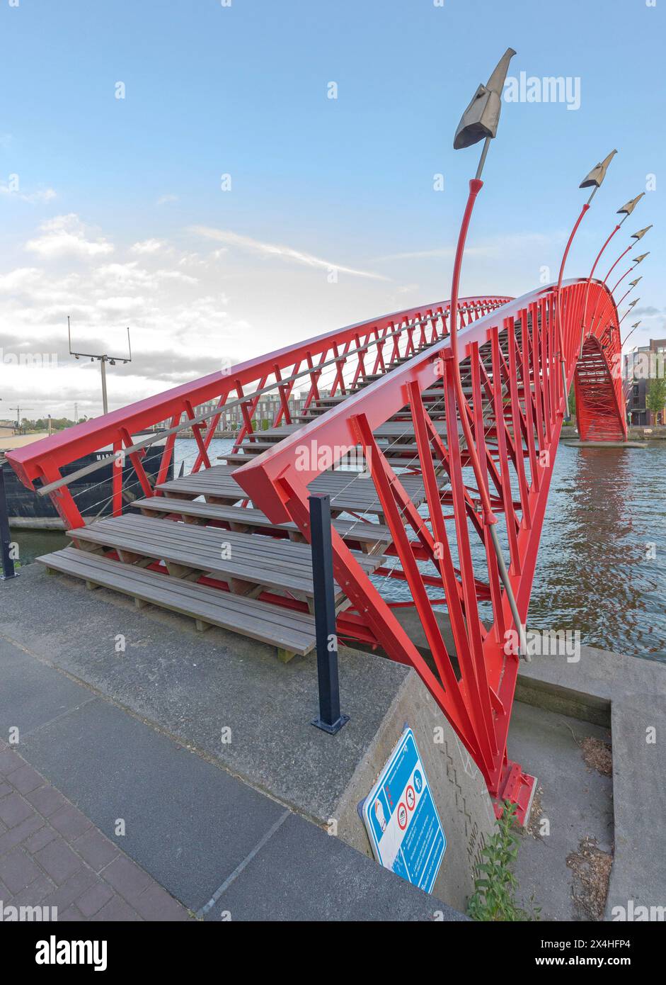 Amsterdam, pays-Bas - 17 mai 2018 : Pont Python rouge sur le canal d'eau à l'est d'Amsterdam, Hollande. Banque D'Images