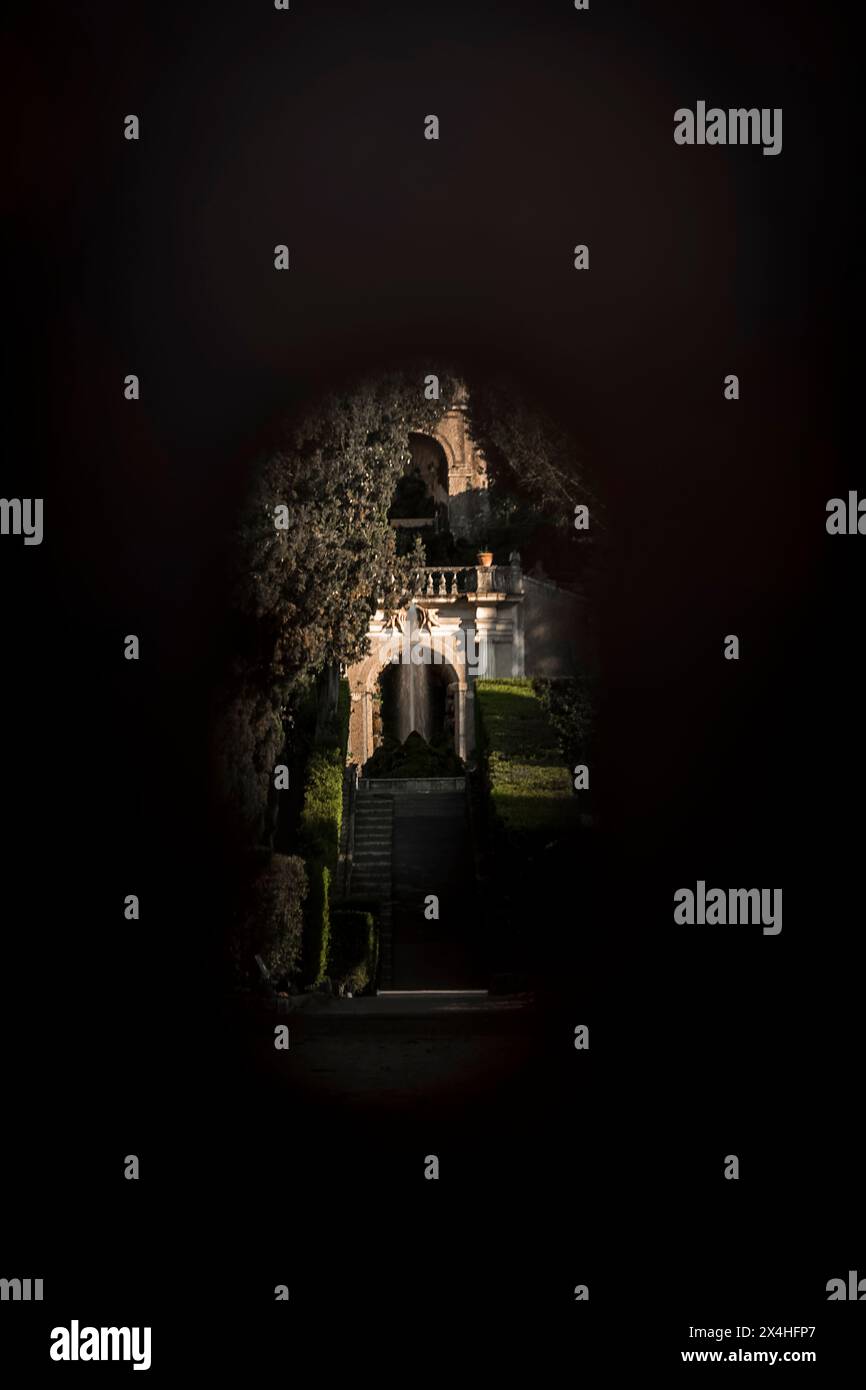 Une splendide villa du XIXe siècle avec ses magnifiques jardins et sa fontaine jaillissante vue à travers un trou de serrure à Tivoli Banque D'Images