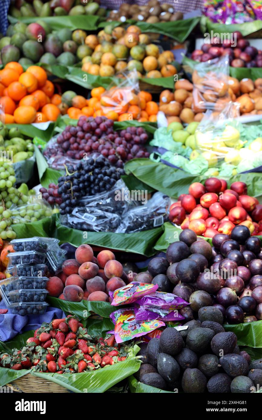 Plein cadre, sans personne -coloré, contrastant grande variété de fruits frais exposés au marché d'Antigua, Guatemala, Amérique centrale. Patrimoine mondial.Ar Banque D'Images