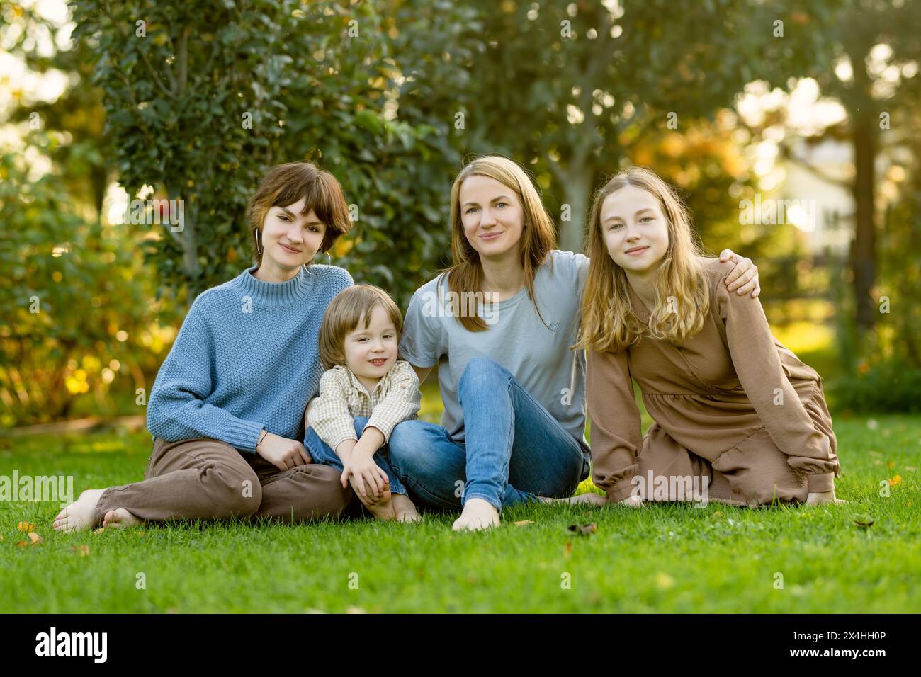 Famille de quatre personnes s'amusant à l'extérieur. Deux adolescentes avec un garçon en bas âge le jour d'automne. Enfants avec grand écart d'âge. Grande différence d'âge entre siblin Banque D'Images