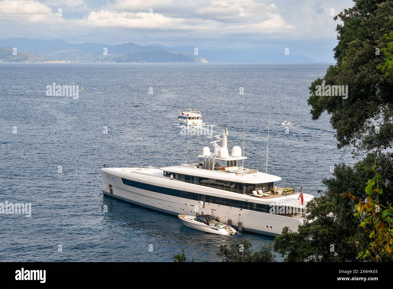 Vue en grand angle d'un méga yacht de luxe ancré dans la baie de Portofino en été, Gênes, Ligurie, Italie Banque D'Images