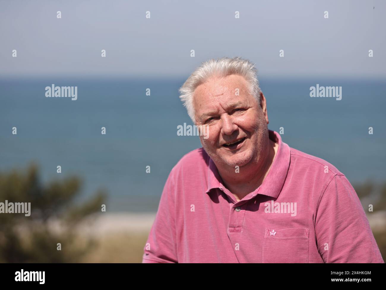 Dierhagen, Allemagne. 03 mai 2024. Gerd Kische, joueur de Coupe du monde pour l'équipe nationale de RDA en 1974, se tient sur la terrasse du Strandhotel Fischland lors d'une réunion marquant le 50ème anniversaire. Crédit : Danny Gohlke/dpa/Alamy Live News Banque D'Images