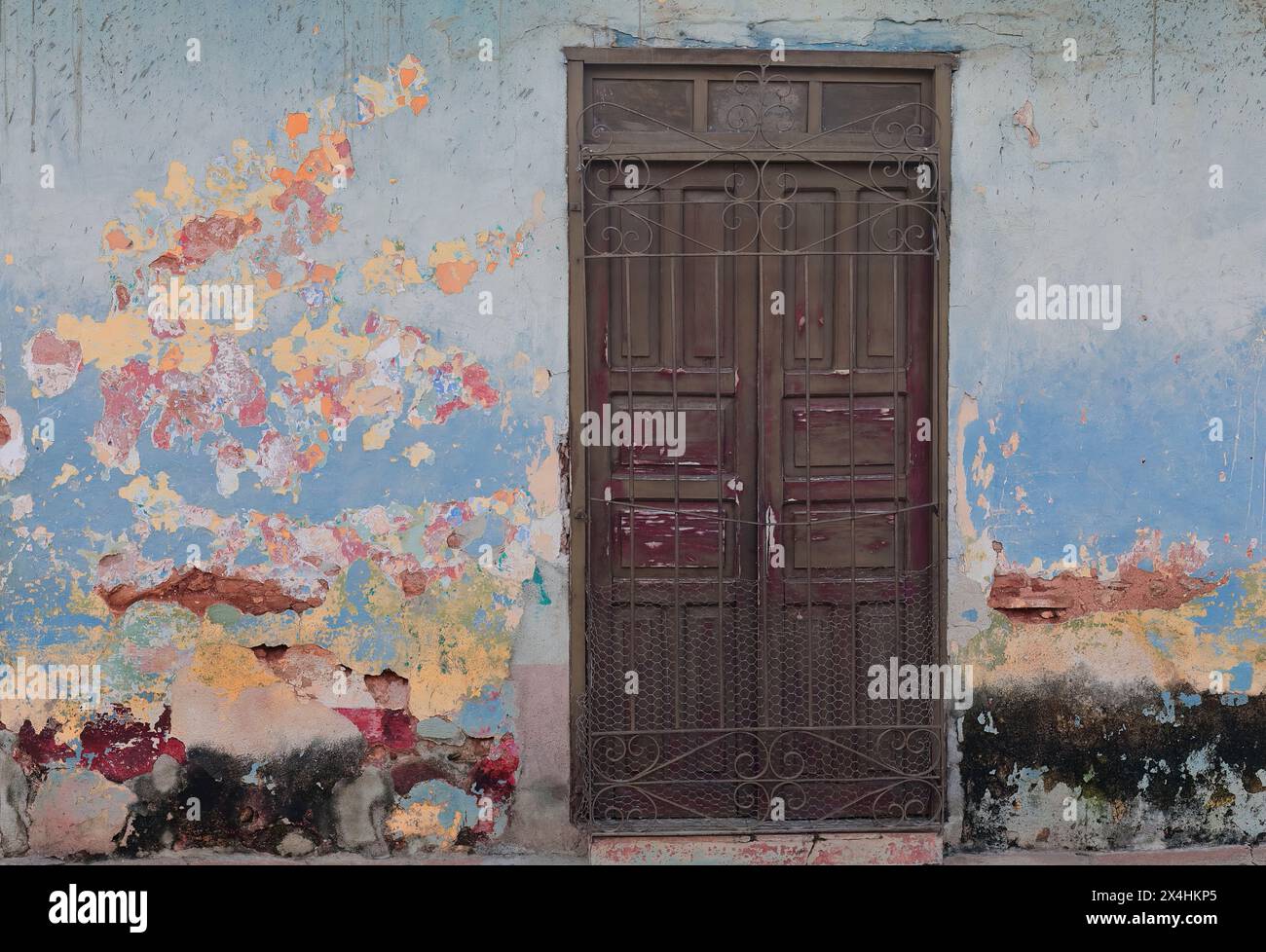 222 façade ébréchée de la maison coloniale dans le quartier Plaza Mayor Square, l'ébréchement montrant différentes couches successives de peinture. Trinidad-Cuba. Banque D'Images