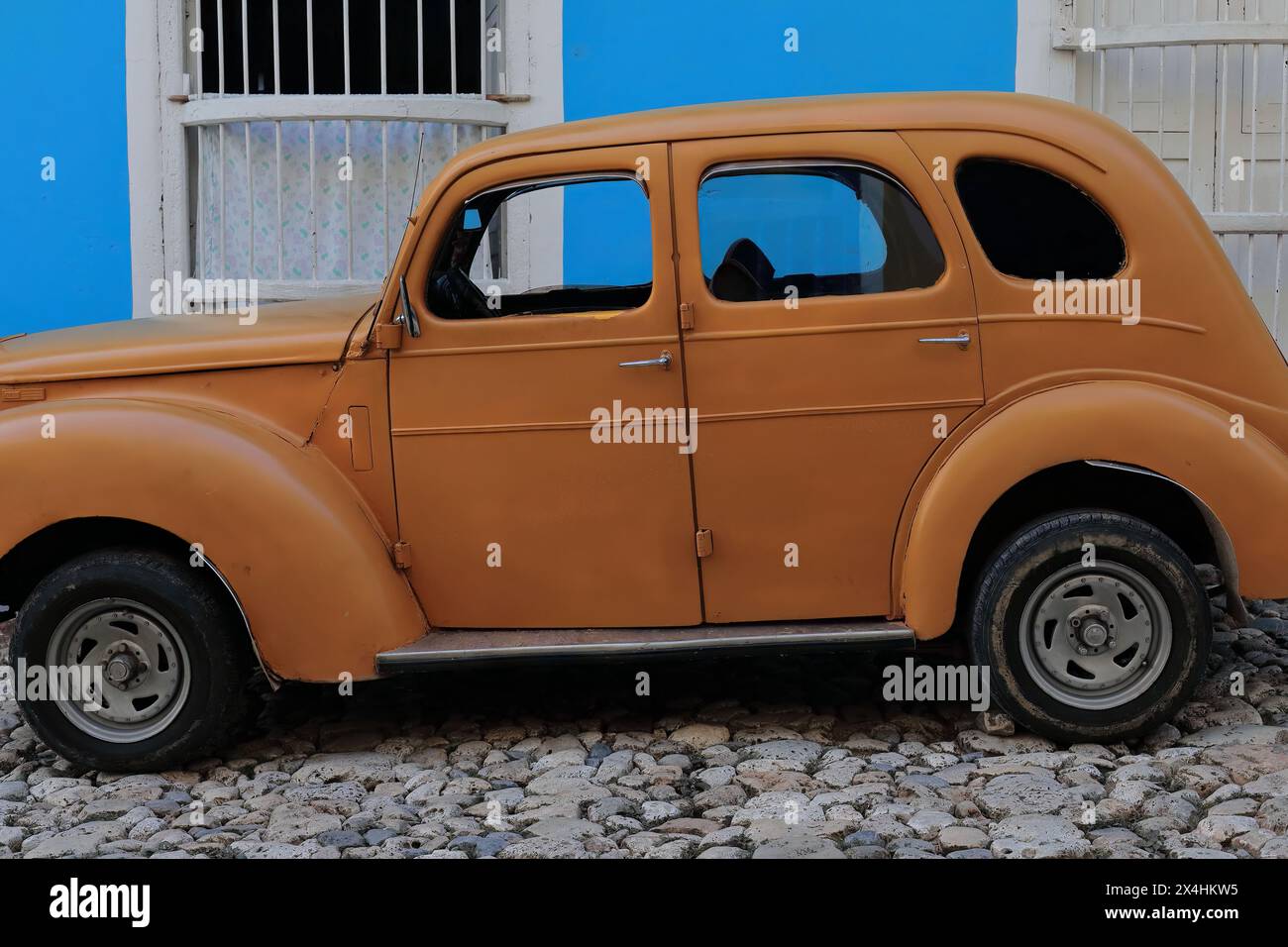 232 Carrot-orange almendron voiture -Ford classique de 1952- garé à côté d'une maison de l'époque coloniale, rue dans le quartier Plaza Mayor Square. Trinidad-Cuba. Banque D'Images