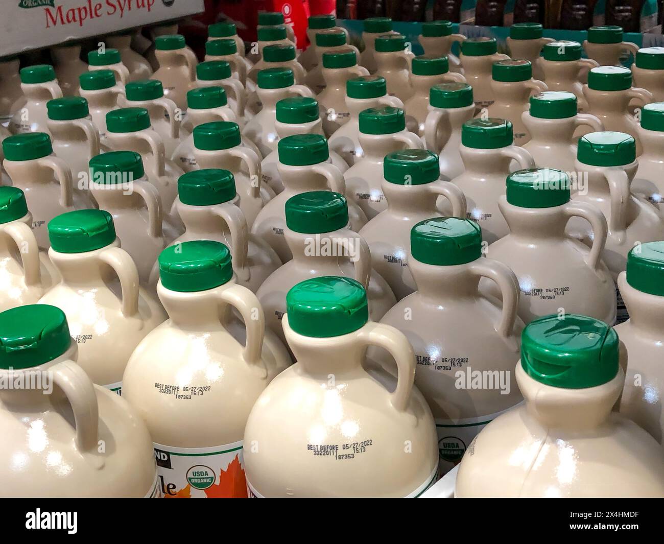 BAXTER, MN - 3 fév 2021 : la marque Costco Kirkland de bouteilles de sirop d'érable biologique avec des dessus verts en exposition dans le magasin. Banque D'Images