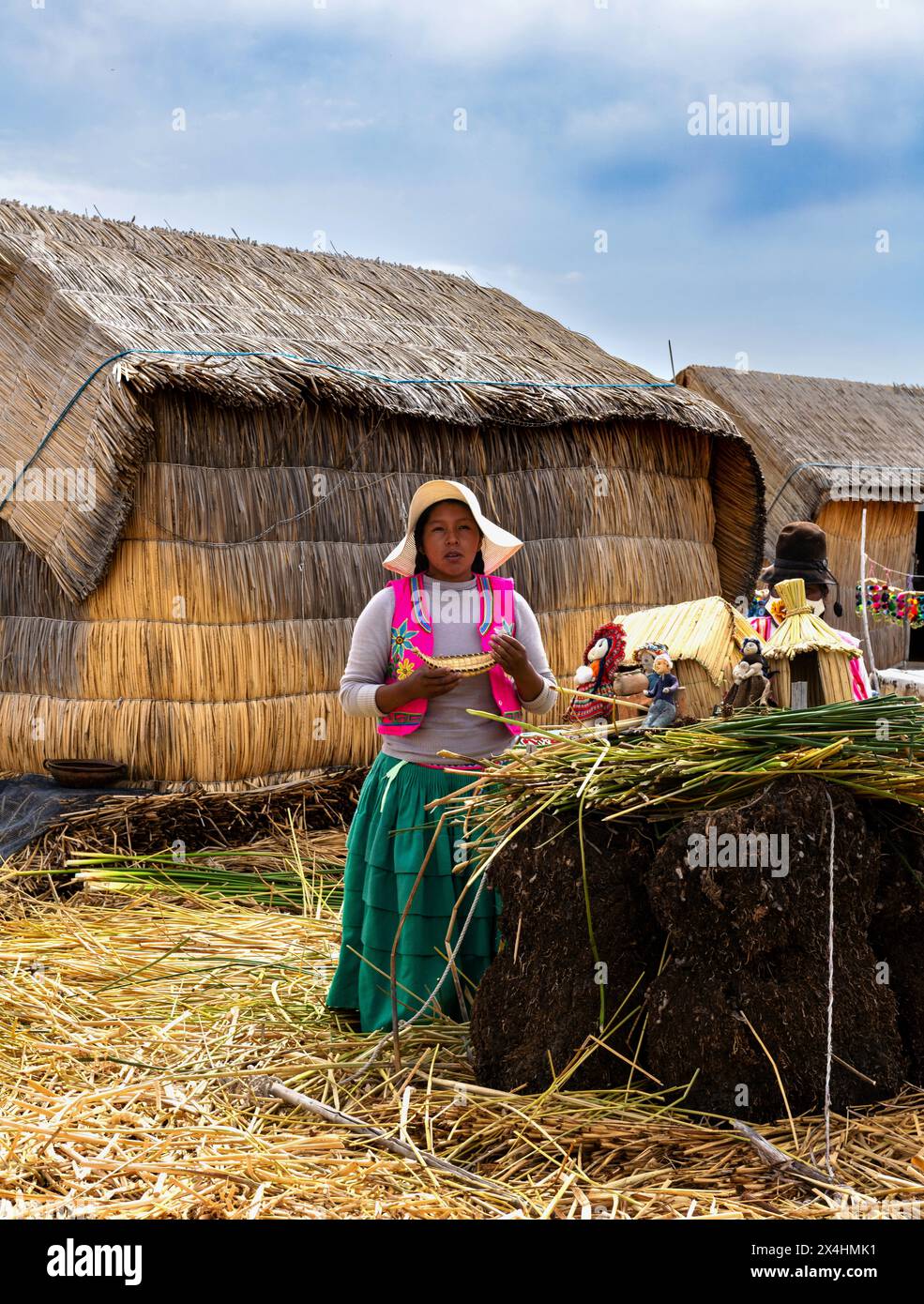 Jeune femme de l'ethnie indigène Uros au Pérou Banque D'Images