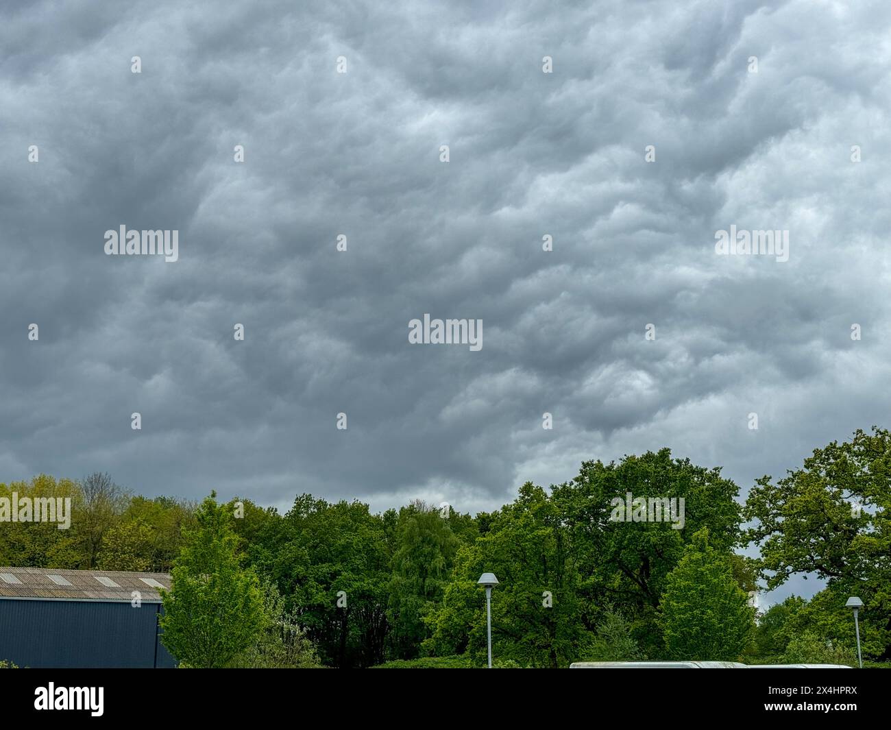 Egley Road, Woking. 03 mai 2024. Un après-midi instable pour les Home Counties alors qu'un front de temps occulté traversait la région. Nuages d'orage au-dessus de Woking dans le Surrey. Crédit : james jagger/Alamy Live News Banque D'Images