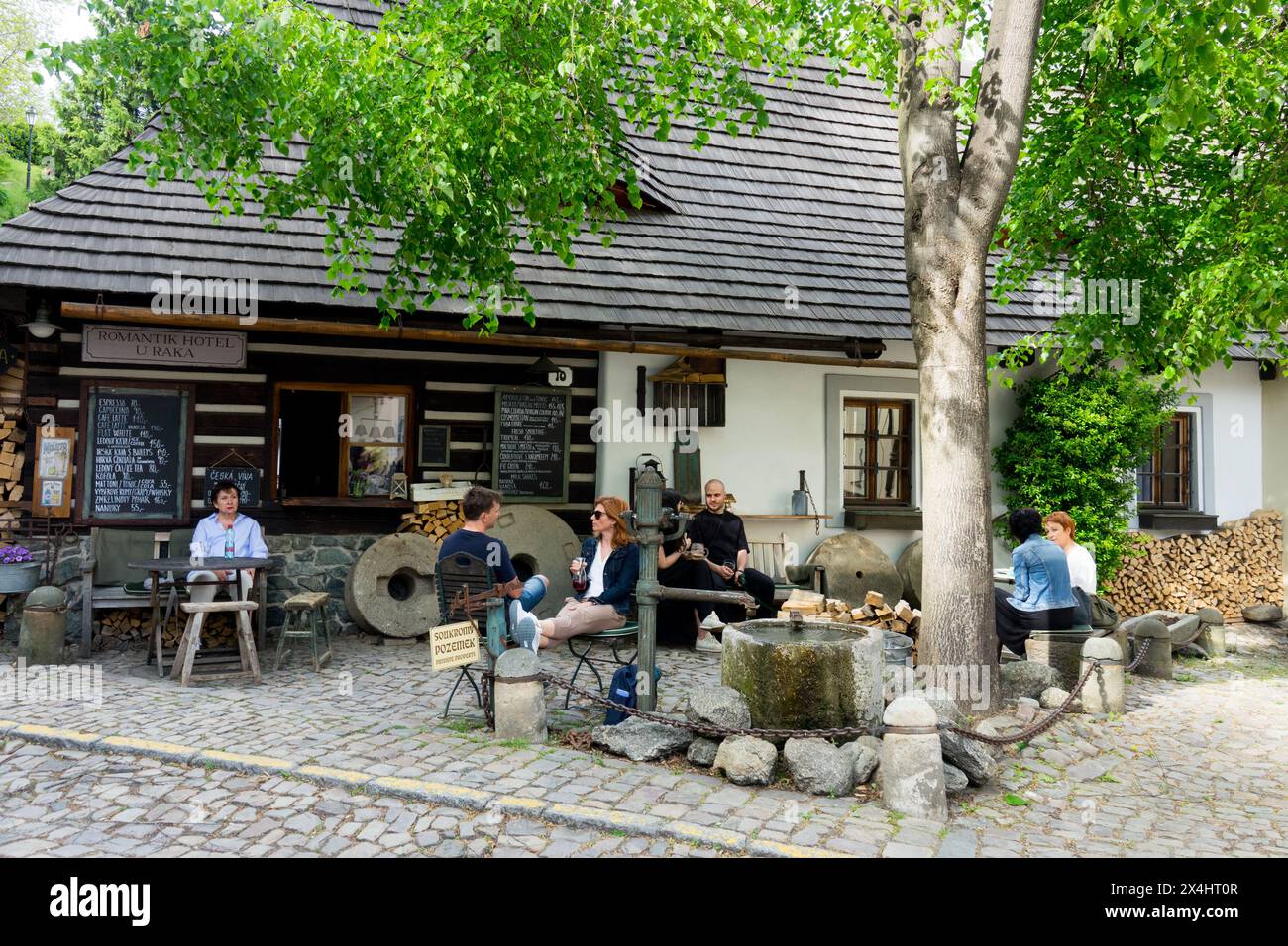 Prague, Hradcany, City Town District Novy Svet touristes, extérieur Bar Restaurant Banque D'Images