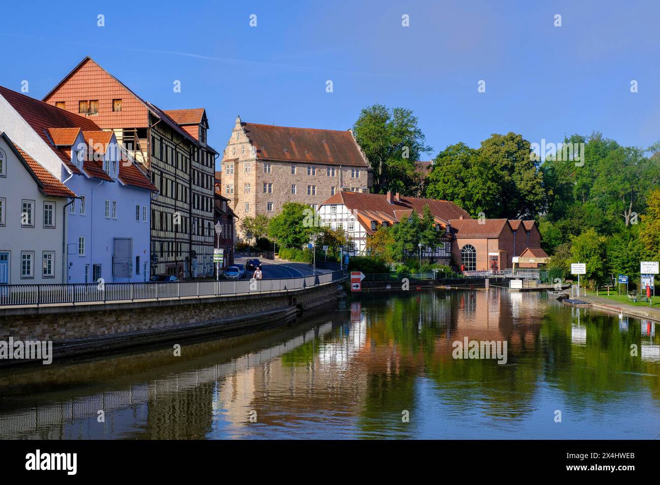 Maisons sur la Werra, Eschwege, Werratal, Werra-Meissner-Kreis, Hesse, Allemagne Banque D'Images