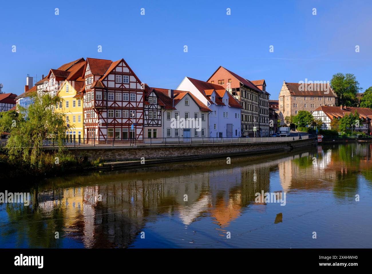 Maisons sur la Werra, Eschwege, Werratal, Werra-Meissner-Kreis, Hesse, Allemagne Banque D'Images