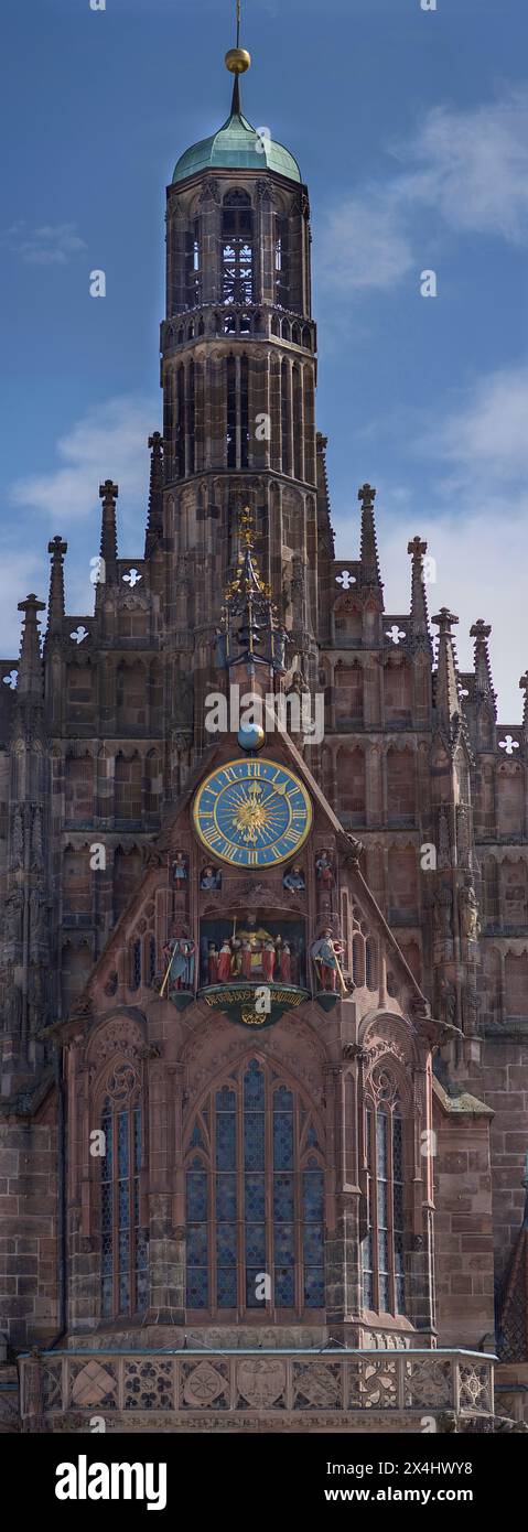 Église notre-Dame avec le célèbre Männleinlaufen sous l'horloge de la tour, pendant plus de 500 ans les sept électeurs ont passé l'empereur Charles IV, Hauptma Banque D'Images