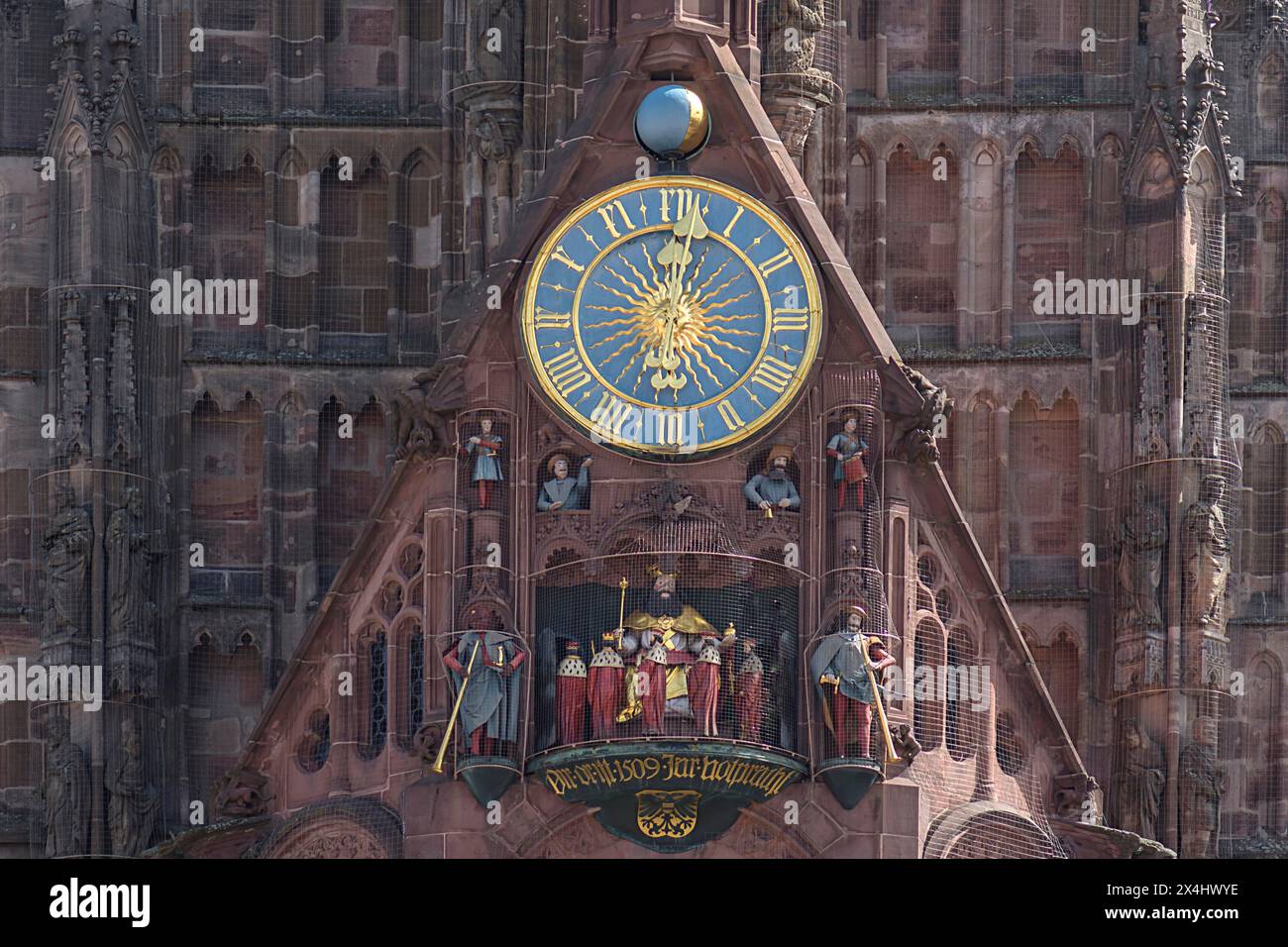 Église notre-Dame avec le célèbre Männleinlaufen sous l'horloge de la tour, pendant plus de 500 ans les sept électeurs ont passé l'empereur Charles IV, Hauptma Banque D'Images