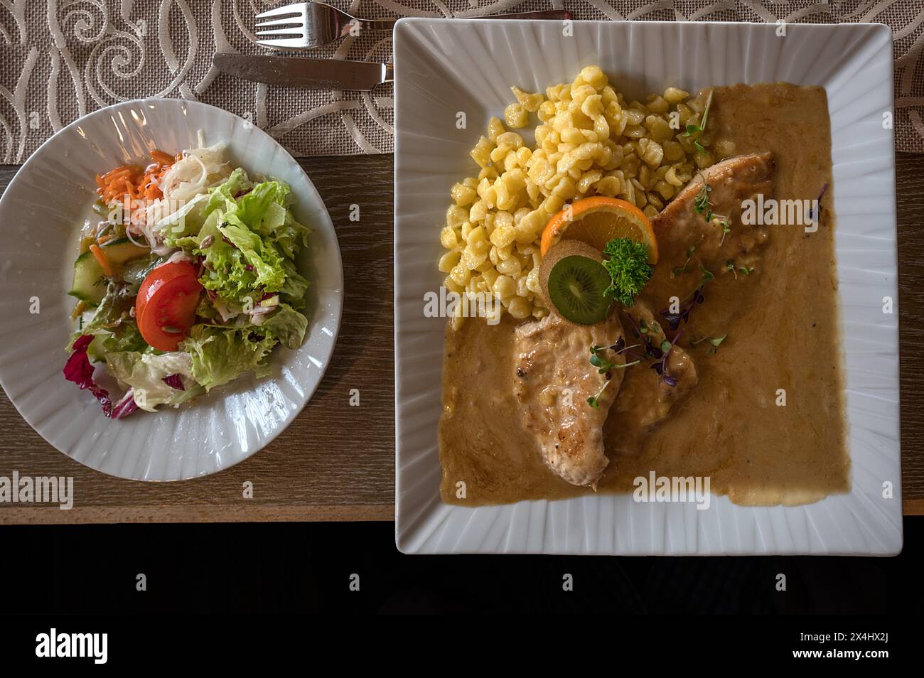 Schnitzel de porc avec spaetzle et assiette de salade, Franconie, Bavière, Allemagne, Europe Banque D'Images