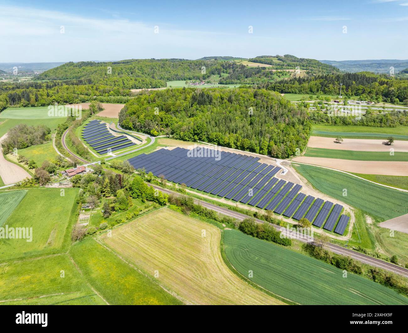 Photo aérienne, modules solaires, parc solaire, photovoltaïque, production d'énergie à partir de l'énergie solaire à Hegau, district de Constance, Bade-Württemberg, Allemagne, E. Banque D'Images