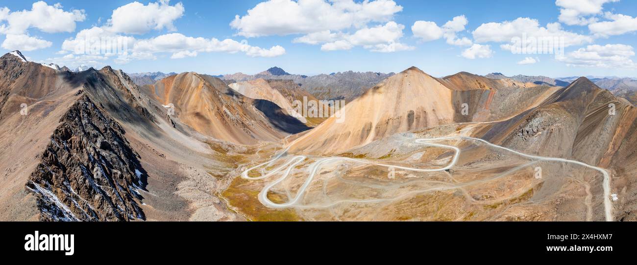 Vue aérienne, route avec serpentins, col de montagne dans le Tien Shan, Chong Ashuu Pass, Kirghizistan, Issyk Kul, Kirghizistan Banque D'Images