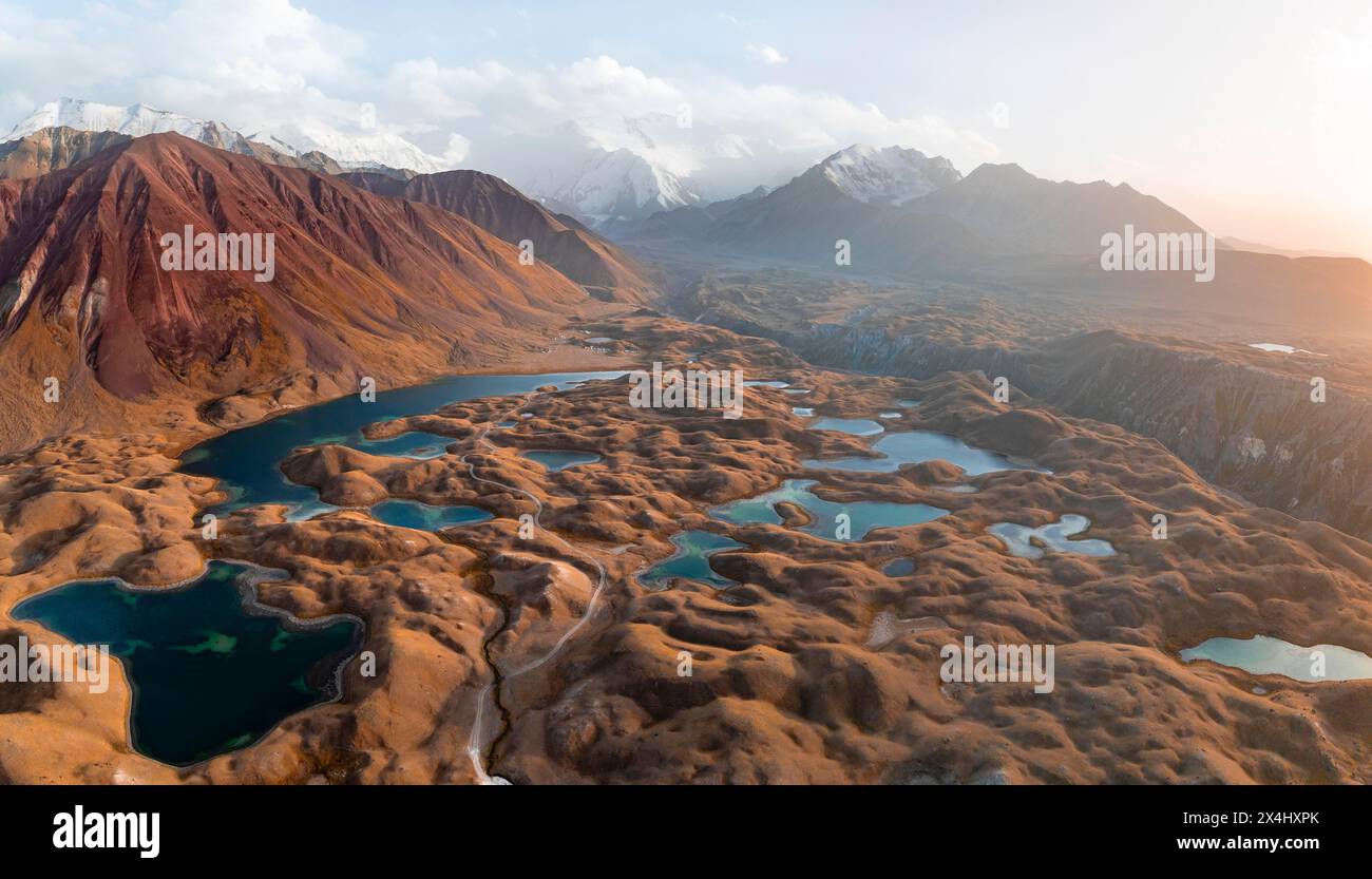 Vue aérienne atmosphérique, paysage de haute montagne avec moraines glaciaires et lacs de montagne, derrière Pik Lénine, TRANS Alay Mountains, Pamir Mountains Banque D'Images