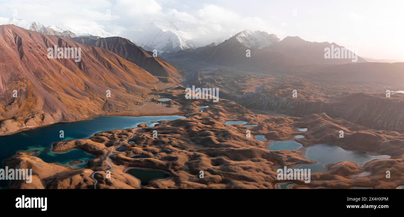 Vue aérienne atmosphérique, paysage de haute montagne avec moraines glaciaires et lacs de montagne, derrière Pik Lénine, TRANS Alay Mountains, Pamir Mountains Banque D'Images